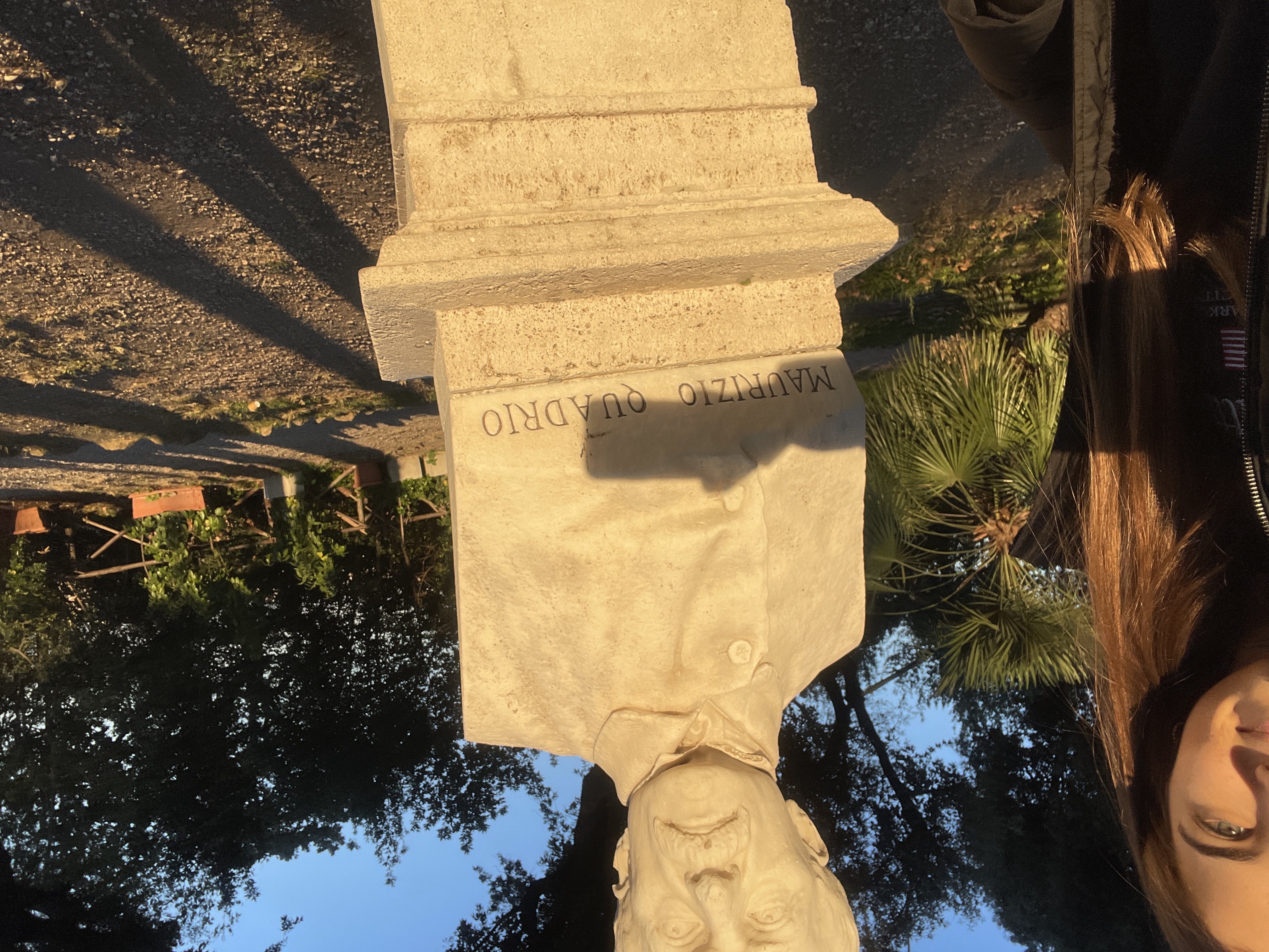 Selfie con busti di statue Gianicolo (Maurizio Quadrio) 