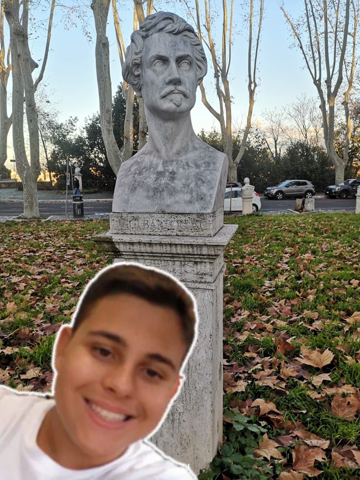 selfie con il busto di Luigi Bartolucci.