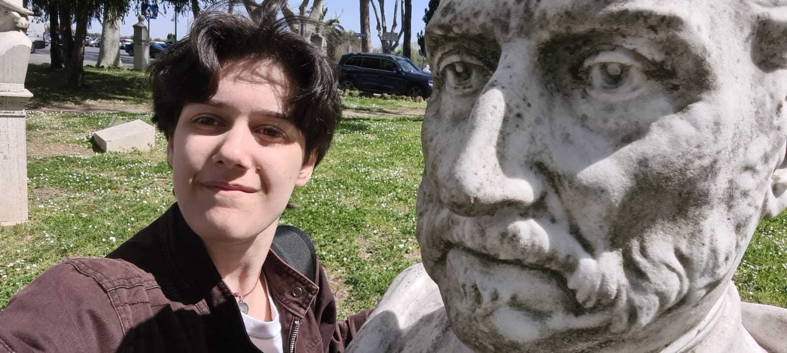 selfie studente/statua
